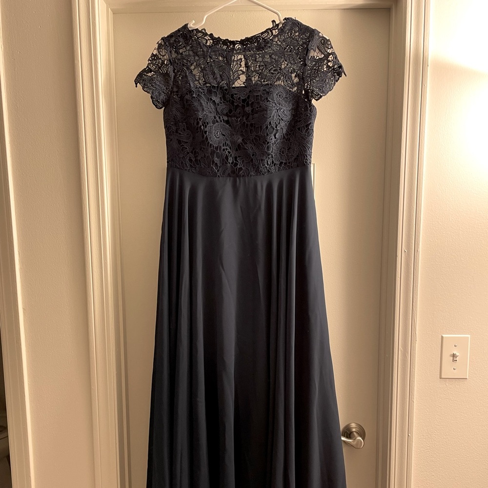 small/medium. Floor length, navy bridesmaids dress! Worn once. SO FLATTERING!